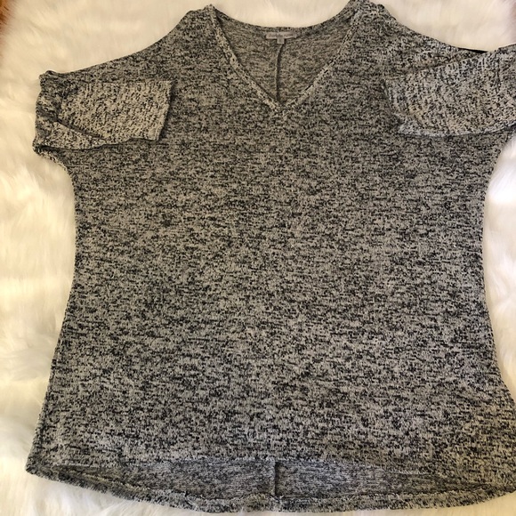 Open shoulder shirt 👚 - Picture 3 of 4